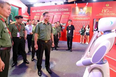 Người dân hào hứng trải nghiệm gian trưng bày của lực lượng An ninh điều tra