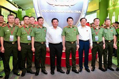 Bộ trưởng Lương Tam Quang tham quan triển lãm 80 năm lực lượng An ninh nhân dân