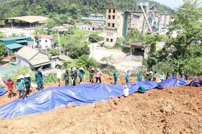 Phường Tân Giang huy động hơn 100 người ra quân san gạt đất đồi có nguy cơ sạt lở
