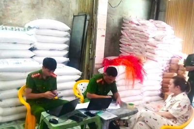 Bí mật bên trong kho hàng chứa 70 tấn đường khiến nhiều người bất ngờ