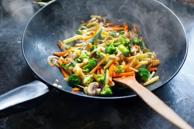 4 sai lầm khi xào rau khiến rau không xanh, hao hụt dinh dưỡng