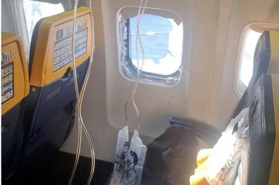 Hành khách bị hút một phần thân người ra ngoài khi cửa sổ máy bay bị vỡ