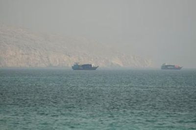 Mỹ và Iran tiếp tục tấn công lẫn nhau khiến eo biển Hormuz đóng cửa trở lại