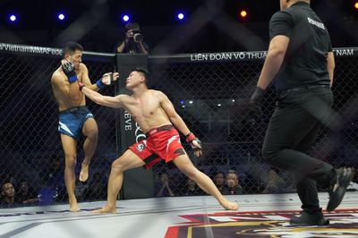 Võ sĩ MMA Việt Nam phản đòn cực nhanh hạ gục đối thủ Trung Quốc