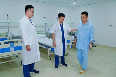 14 năm bước đi trong đau đớn và cuộc hồi sinh ngoạn mục sau 60 phút trên bàn mổ