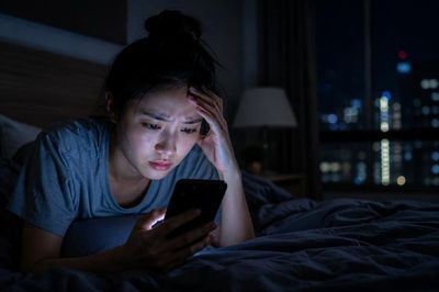 Não bộ bị 'bào mòn' bởi thói quen thức khuya lướt điện thoại