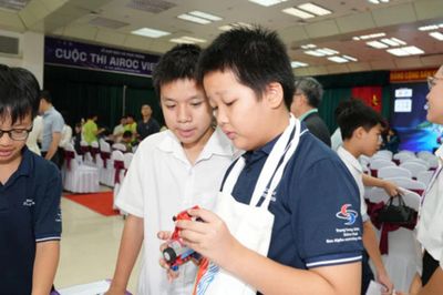 Học sinh lập trình robot bằng AI, tranh tài sân chơi Robotics quốc tế