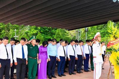 Đoàn đại biểu Thành ủy - HĐND - UBND - Ủy ban Mặt trận Tổ quốc Việt Nam thành phố Hà Nội dâng hương, tri ân các anh hùng liệt sĩ tại tỉnh Quảng Trị