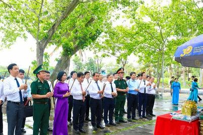 Đoàn đại biểu thành phố Hà Nội dâng hương tưởng niệm các anh hùng liệt sĩ tại tỉnh Quảng Trị