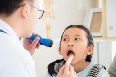 Nhầm lẫn tai hại khi chăm sóc trẻ viêm họng cấp tại nhà