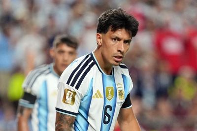 Lisandro Martinez lĩnh xướng 'một nửa sức mạnh' của Argentina