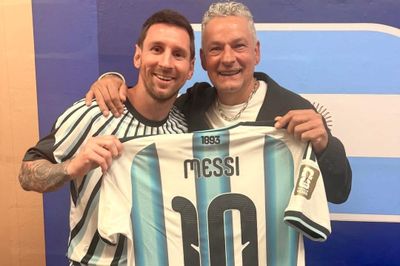 Messi đáp lễ Roberto Baggio sau trận thắng Thụy Điển ở World Cup