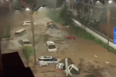 Ôtô trôi dạt như xe đồ chơi trên đường phố Trung Quốc vì bão Bavi