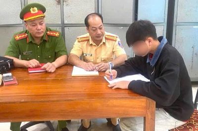 Con đi xe máy bốc đầu, bố bị xử phạt