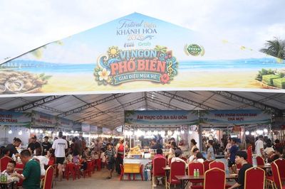 Khánh Hòa: Hàng nghìn du khách đội mưa thưởng thức ẩm thực 3 miền Bắc, Trung Nam