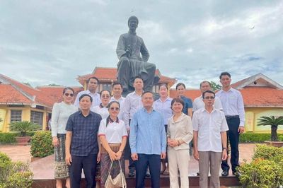 Đoàn giáo viên và học sinh của tỉnh Bolikhamxay thăm các di tích tại Hà Tĩnh