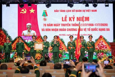 Bảo tàng Lịch sử Quân sự Việt Nam đón nhận Huân chương Bảo vệ Tổ quốc hạng Ba