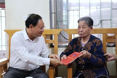 Bí thư Tỉnh ủy Lai Châu thăm hỏi, tặng quà người có công, thân nhân liệt sĩ