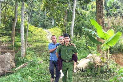 Lào Cai: Cán bộ, chiến sĩ Công an xã Văn Bàn tận tình hỗ trợ thân nhân liệt sĩ lấy mẫu ADN