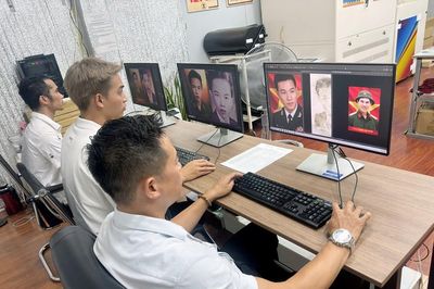 TP.HCM: Hơn 20 bạn trẻ tình nguyện phục dựng ảnh liệt sĩ