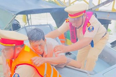Cảnh sát đường thủy Vĩnh Long kịp thời cứu sống người đàn ông nhảy cầu Mỹ Thuận