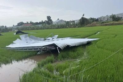Cần Thơ khẩn trương khắc phục hậu quả dông lốc làm sập, tốc mái nhiều nhà dân