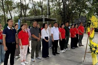 Dâng hương các liệt sĩ trong hành trình tháng 7 tri ân