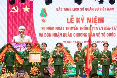 Bảo tàng Lịch sử Quân sự Việt Nam đón nhận Huân chương Bảo vệ Tổ quốc hạng Ba