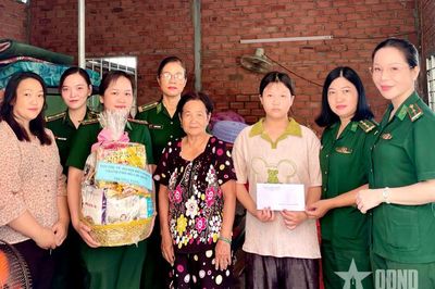 Những 'bông hoa' quân hàm xanh
