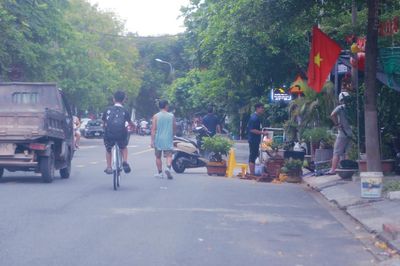Người dân bức xúc vì vườn cây cảnh chiếm vỉa hè, 'ôm' luôn cả lòng đường