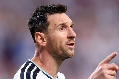Lý do Messi chỉ tay vào trọng tài