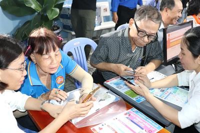 Dịch vụ công lưu động hỗ trợ người cao tuổi: Thuận lợi, hiệu quả