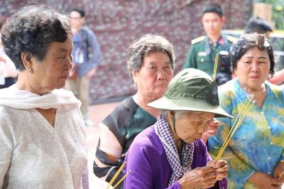 Gia đình và người yêu liệt sĩ Huỳnh Văn Quên đến Công viên Lê Thị Riêng