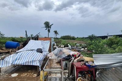 Lốc xoáy hất văng bé 11 tuổi, giây phút kinh hoàng suốt đời không quên