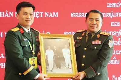 Sĩ quan trẻ Việt Nam - Lào cùng niềm tin, cùng phát triển