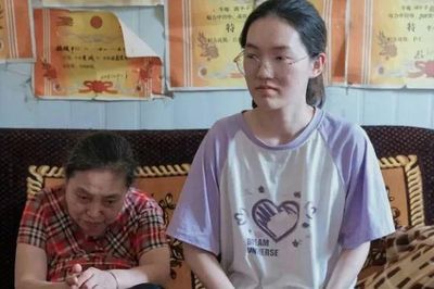 Không điện thoại, không học thêm, nữ sinh nghèo đạt điểm đại học gần tuyệt đối