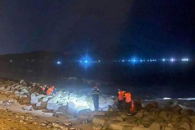 Tắm biển lúc có sóng lớn, bà ngoại và người hàng xóm tử vong, bé trai 5 tuổi mất tích