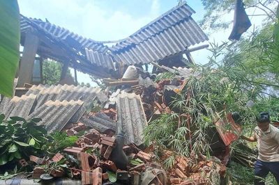 Khoảnh khắc cuối cùng của ô tô đầu kéo mất phanh lao vào nhà dân, 1 người tử vong