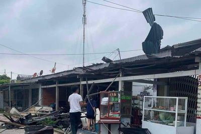 Cảnh lốc xoáy quét qua, hàng chục mái nhà bị cuốn phăng
