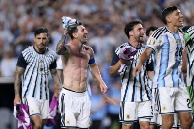 Messi tặng áo đấu cho huyền thoại Roberto Baggio