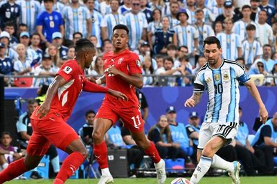 Giá vé World Cup cao ngất ngưởng, trận có Messi vẫn không thể lấp đầy khán đài