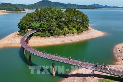 Ngắm vẻ đẹp mê hồn của hồ Kẻ Gỗ huyền thoại sau nửa thế kỷ