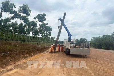 Đồng Nai: Di dời các trụ điện nằm giữa đường sau phản ánh của báo chí