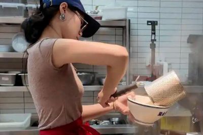 Đi làm thêm hè ở quán súp bò, nữ sinh 19 tuổi bật khóc sau khi nhận lương