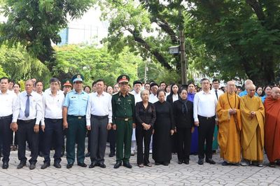 MTTQ Việt Nam TPHCM dâng hương tưởng niệm các anh hùng liệt sĩ tại Công viên Lê Thị Riêng