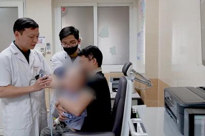 Bé trai suýt mù mắt vì viên bi sắt