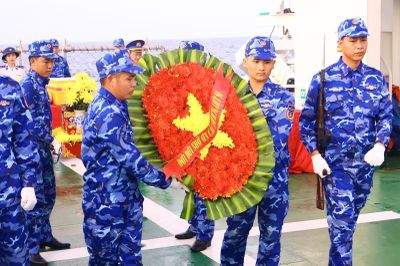 Cảnh sát biển dâng hương tưởng niệm các anh hùng liệt sĩ tàu C43B