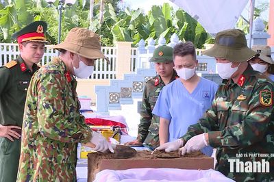 Lấy mẫu sinh phẩm 69 hài cốt liệt sĩ tại xã Hoa Lộc