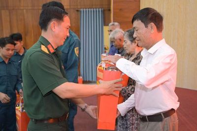 Trao 20 suất quà của Bộ Quốc phòng cho người có công tại xã Châu Thành