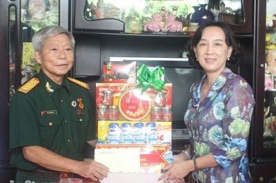Phó Chủ tịch UBND tỉnh An Giang Nguyễn Thị Minh Thúy thăm, tri ân người có công với cách mạng tiêu biểu